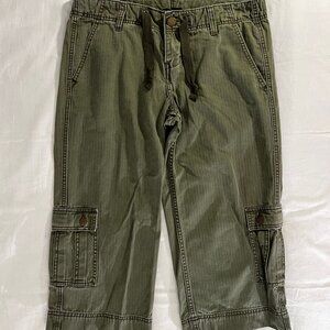 Vintage 2000s Levi’s women’s cropped wide leg capri pants in olive green, 100% t